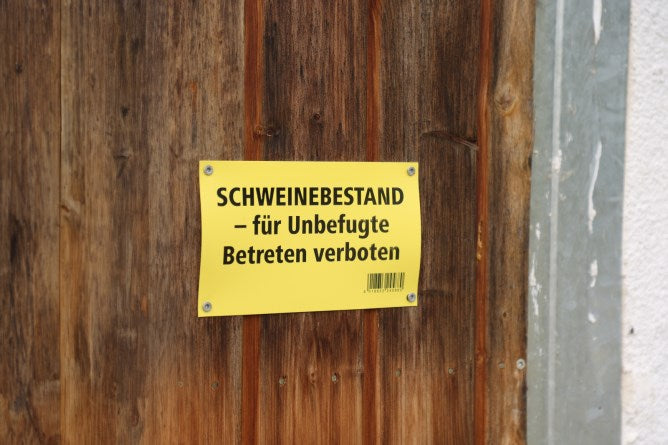 Warnschild "Schweinebestand - Betreten verboten"
